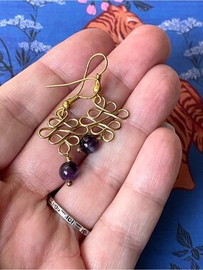 Beautiful goldtone scrolling dangle earrings w/ polished amethyst drops